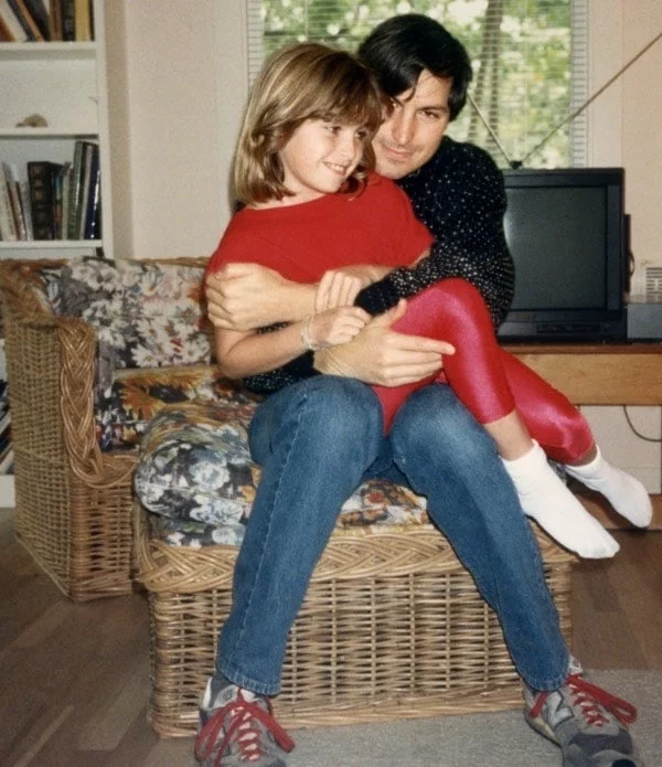 Cosa Fanno Oggi i Figli di Steve Jobs: Carriere, Progetti e Eredità del Fondatore di Apple 4 Lisa Brennan