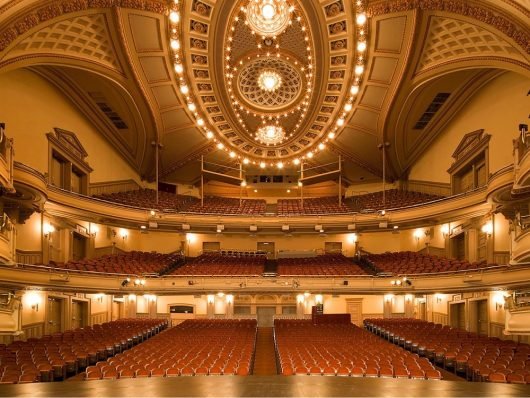 Brooklyn Academy of Music si veste per l'evento di Apple 1 Brooklyn Academy of Music