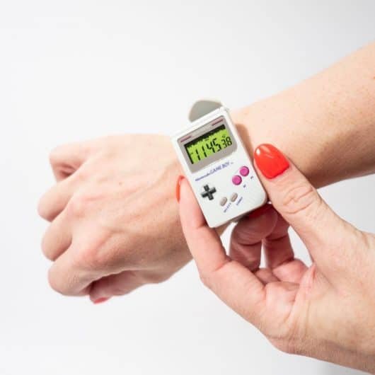 Tempo di regali di Natale? Troppotogo suggerisce dei gadget 1 GameBoy Watch