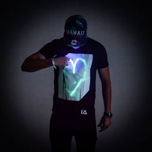 Tempo di regali di Natale? Troppotogo suggerisce dei gadget 2 T-shirt glow