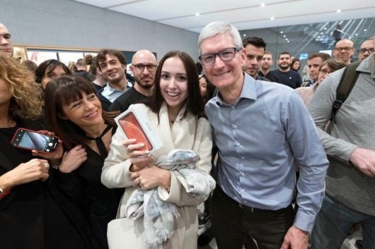 Tim Cook segue le vendite dell'iPhone Xr da Piazza Liberty a Milano 1 Tim Cook Piazza Liberty