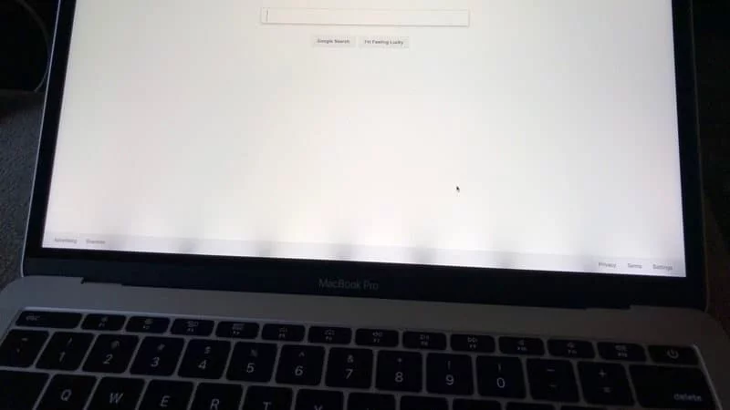 Il MacBook Pro 2016 può usurarsi nella giuntura 1 problema schermo MacBook Pro 2016