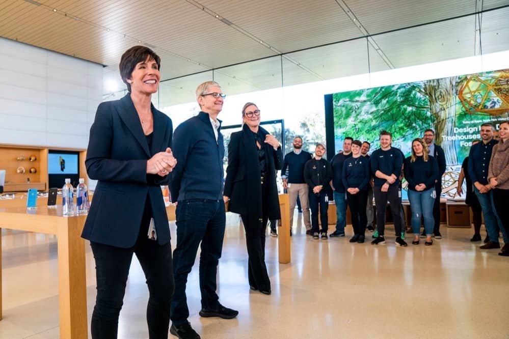 Angela Ahrendts accompagnata alla porta, al suo posto Deirdre O’Brien 1 Deirdre O’Brien