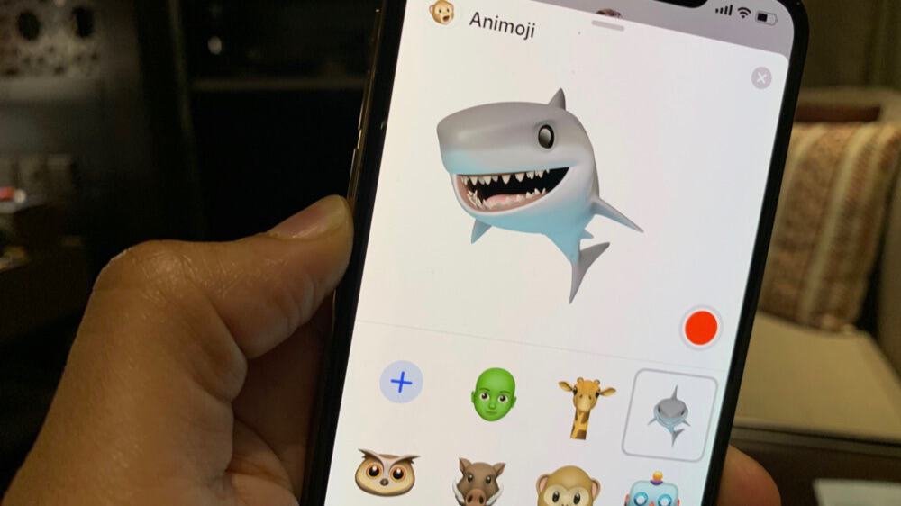 Giraffa, facocero, squalo e gufo: nuove Memoji di iOS 12.2 1 Memoji squalo