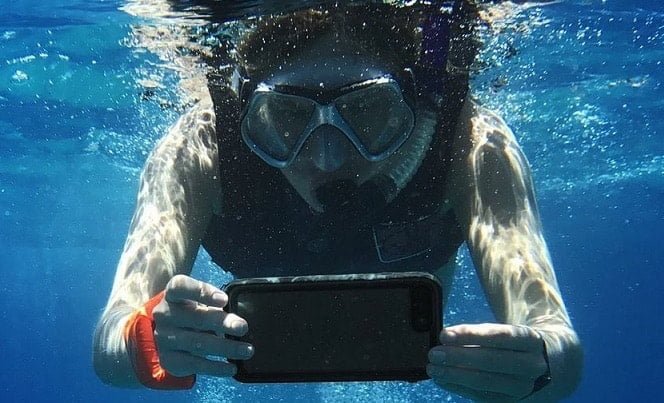Apple brevetta lo schermo touchscreen che si usa sott’acqua 1 telefono sott'acqua