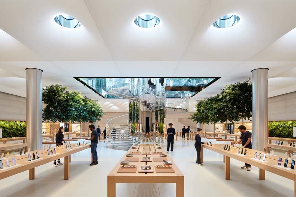 Riapre l’Apple Store della 5th Strada e il suo cubo di cristallo 2 L'interno del Cubo