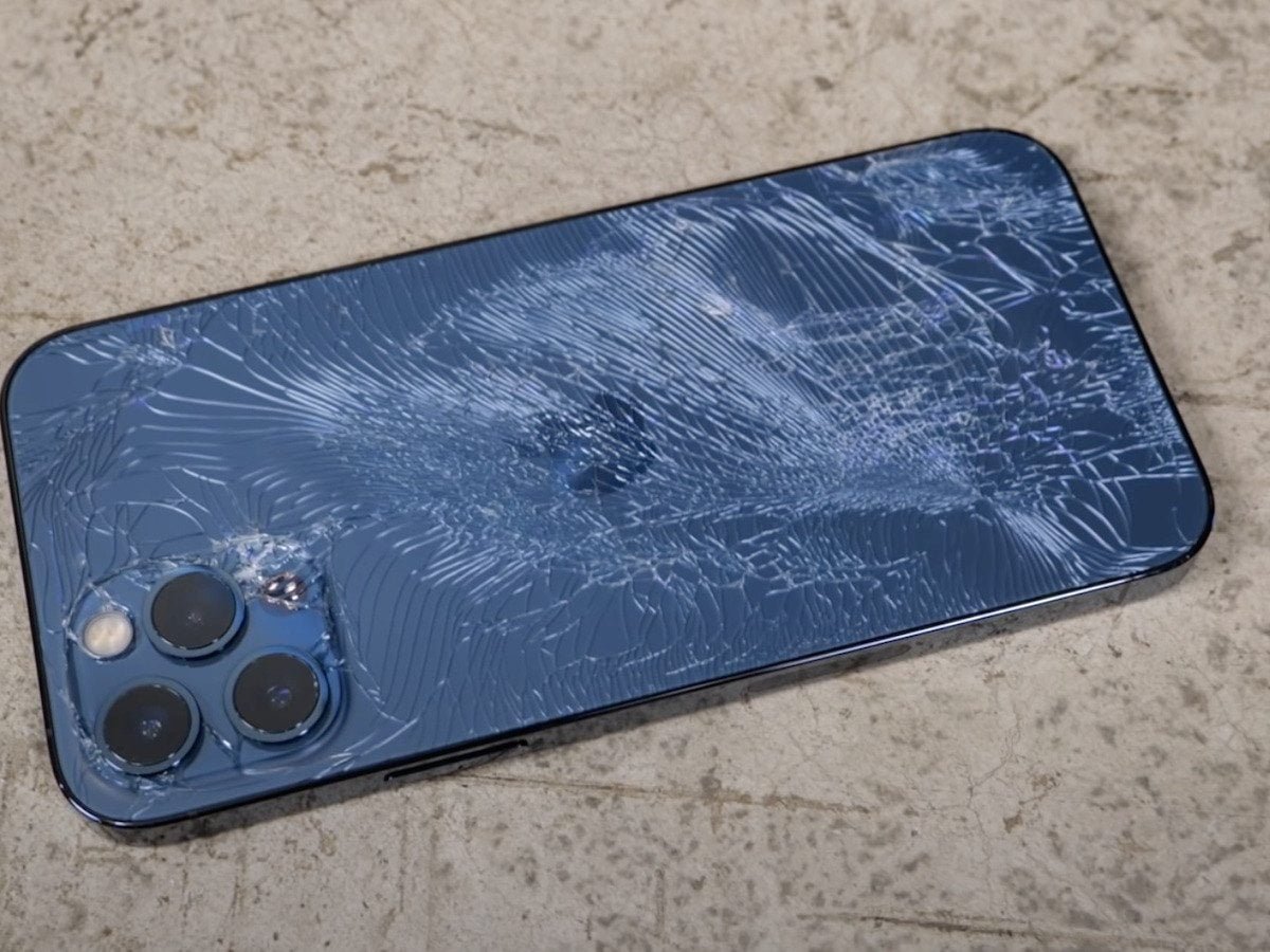 iPhone 12: ora Apple può riparare il retro crepato senza sostituire tutto il dispositivo 1 Retro iPhone 12