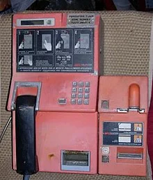 Un telefono di una cabina telefonica