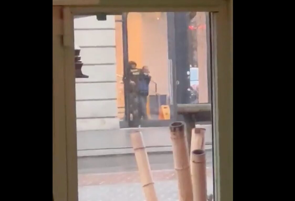 Un uomo barricato nell’Apple Store di Amsterdam