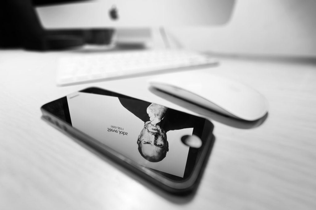 Fotografata con un iPhone 7, la campagna ora punta alla scarsitĂ di luce 1 Mac with reflection of Steve Jobs in a iPhone 5