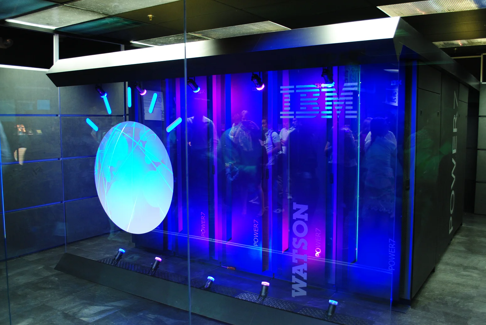 Il super computer IBM Watson. Da notare lo spazio occupato in una stanza.