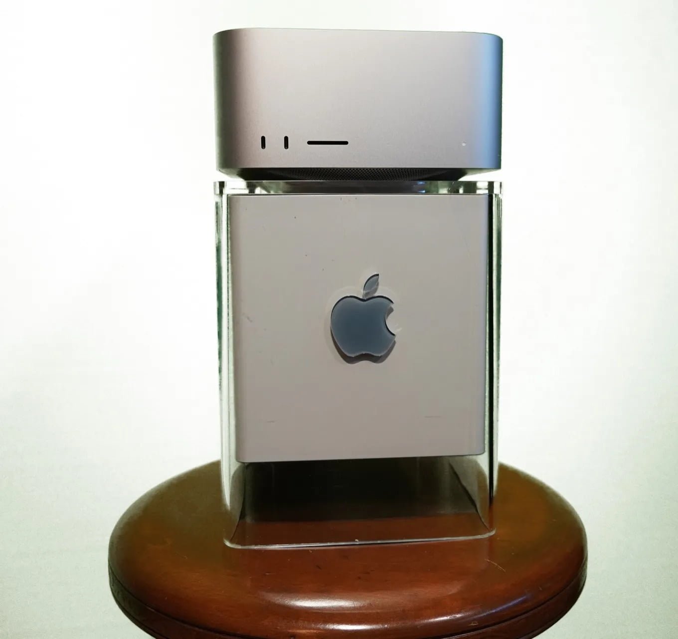 Il Mac Cube paragonato al Mac Studio in cima