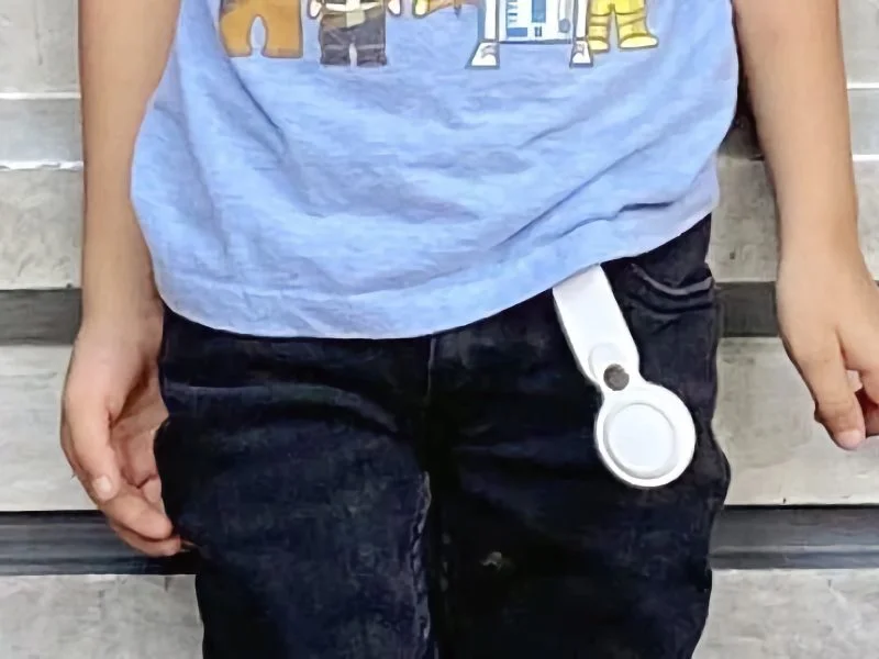 Bambino con AirTag