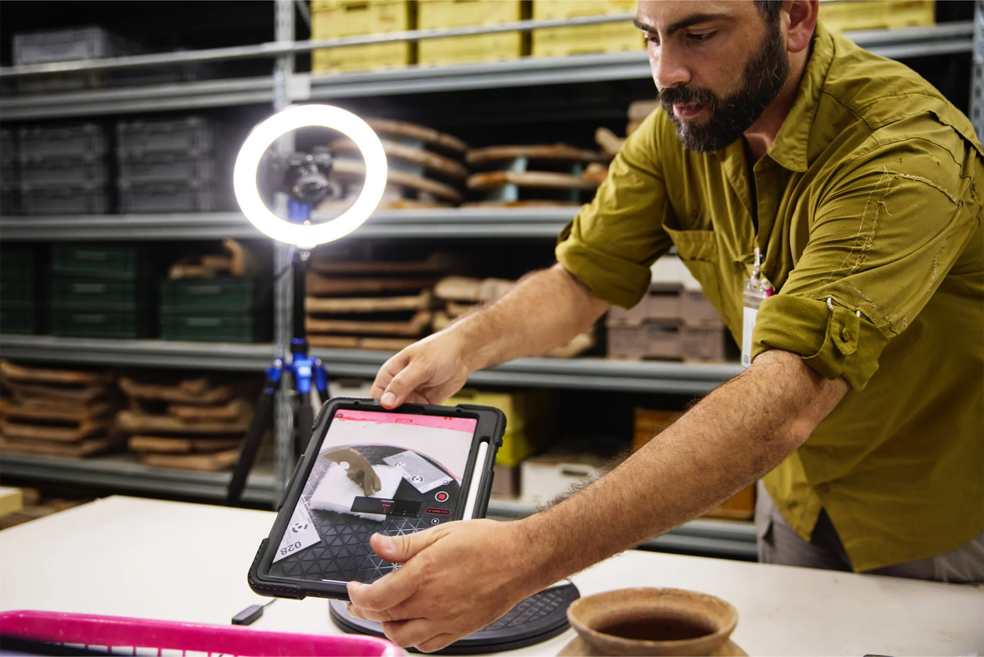 Il dottor Alex Elvis Badillo utilizza iPad Pro per eseguire una scansione 3D di una maschera recuperata dal team durante gli scavi nell’antica cucina.