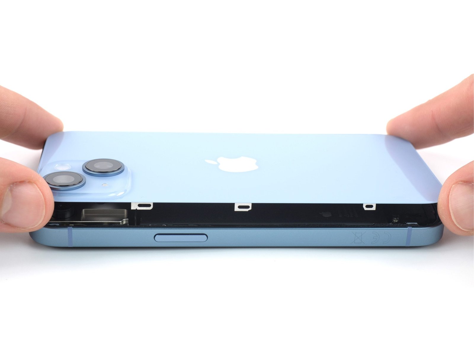 L’iPhone 14 è abbastanza riparabile, meno il 14 Pro 2 Il pannello rimovibile dal retro dell’iPhone 14