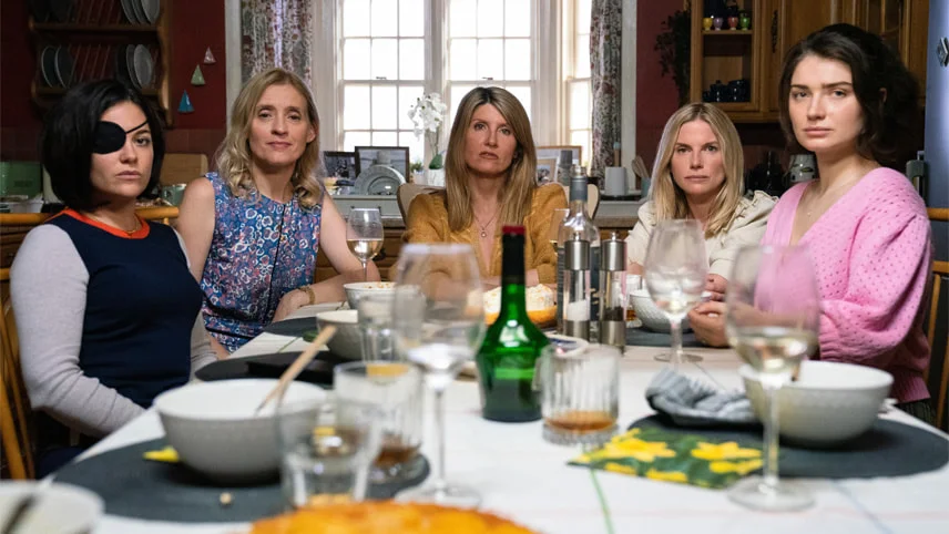 Le mie impressioni su Bad Sisters su Apple TV+ 4 Sarah Greene, Anne-Marie Duff, Sharon Horgan, Eva Birthistle e Eve Hewson in “Bad Sisters”.