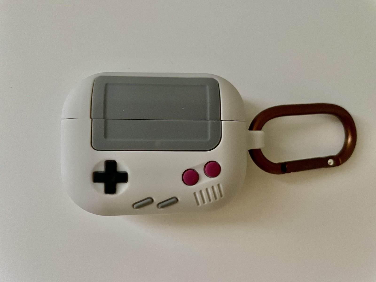 5 gadget cool di Elago che chi usa prodotti Apple dovrebbe avere 5 La custodia di Elgato per AirPods Pro a forma di GameBoy
