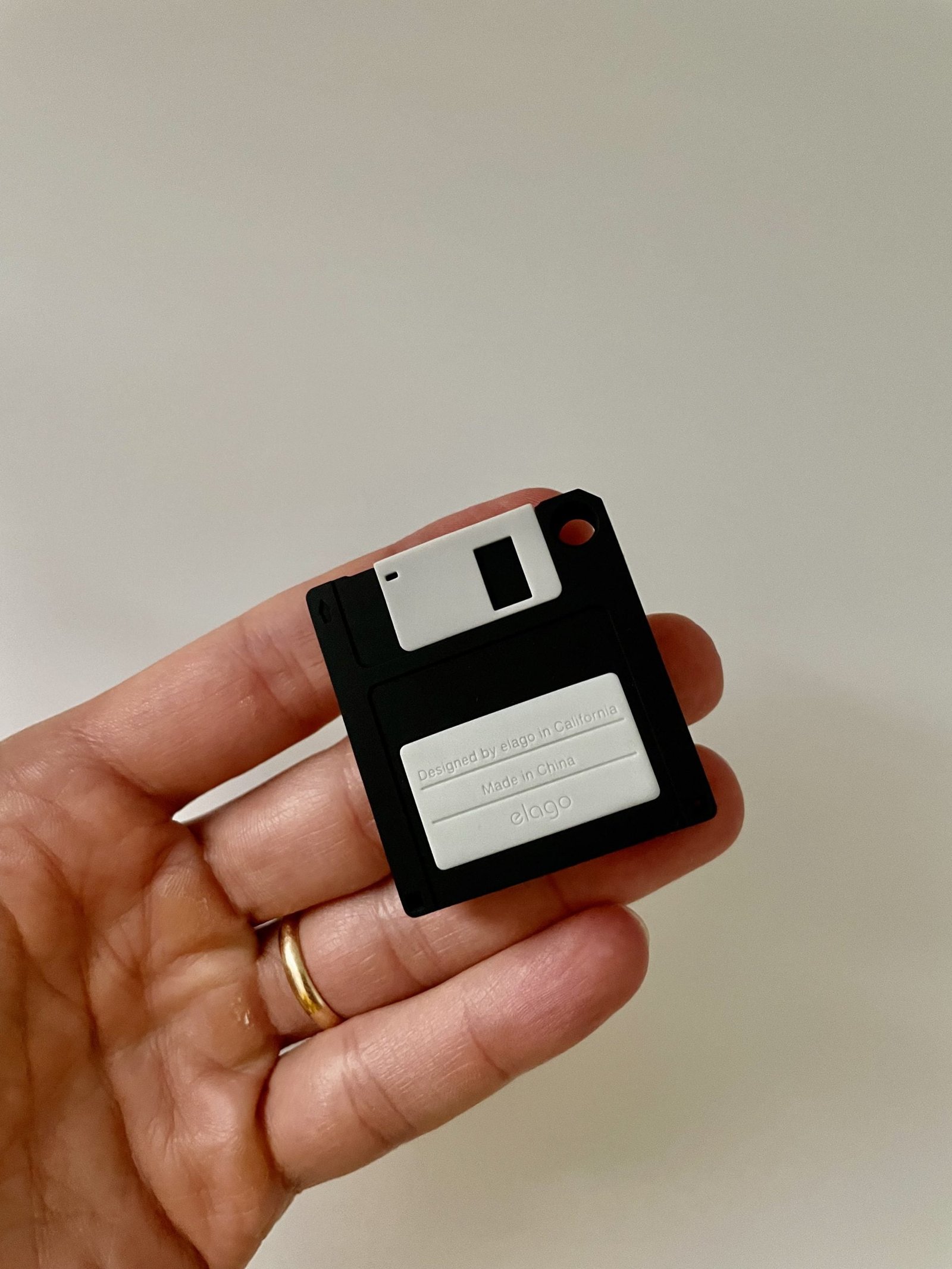 5 gadget cool di Elago che chi usa prodotti Apple dovrebbe avere 2 La custodia per AirTag di Elago a forma di floppy disk
