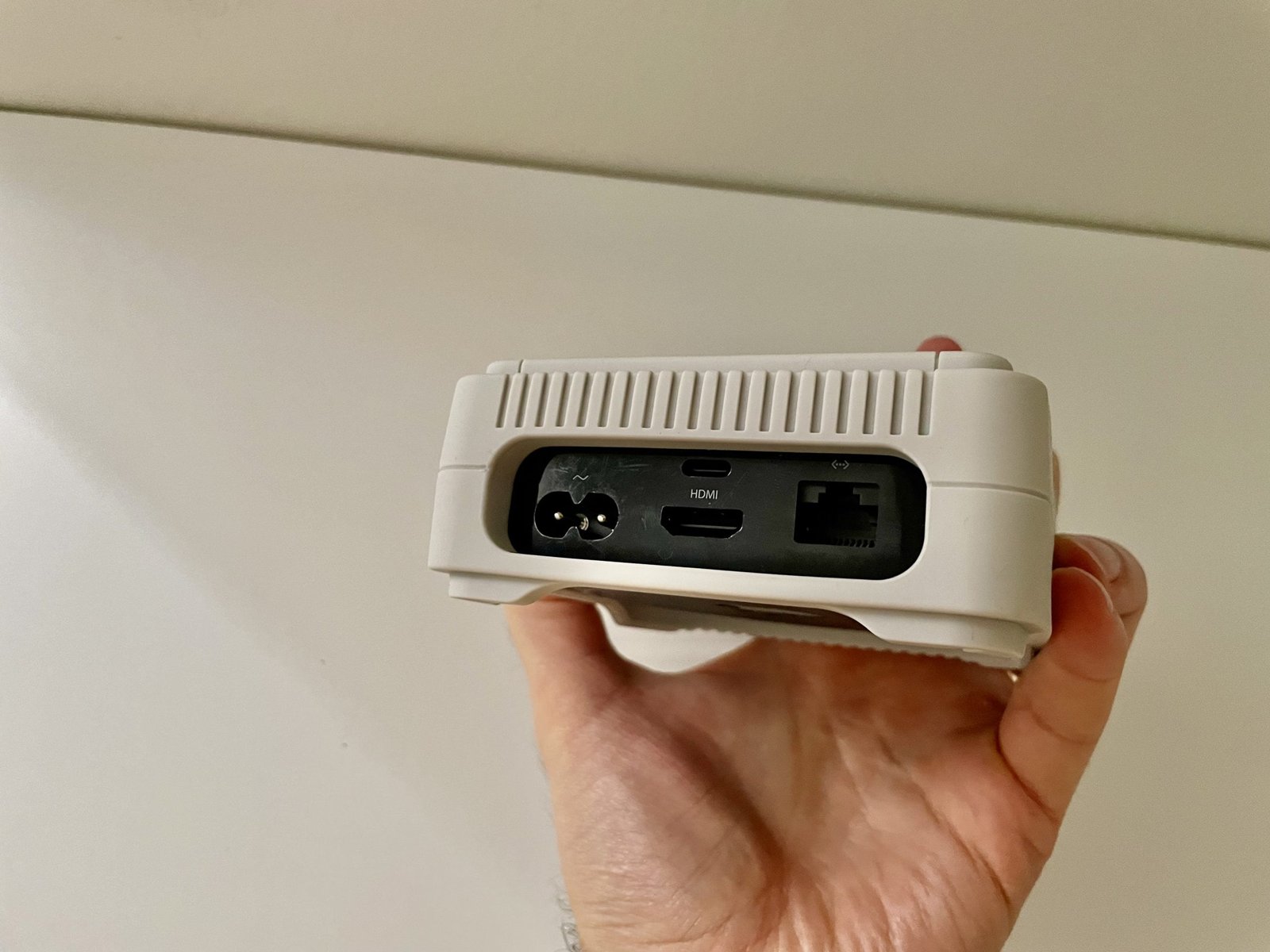 5 gadget cool di Elago che chi usa prodotti Apple dovrebbe avere 8 Il retro della custodia a forma di Nintendo per AppleTV