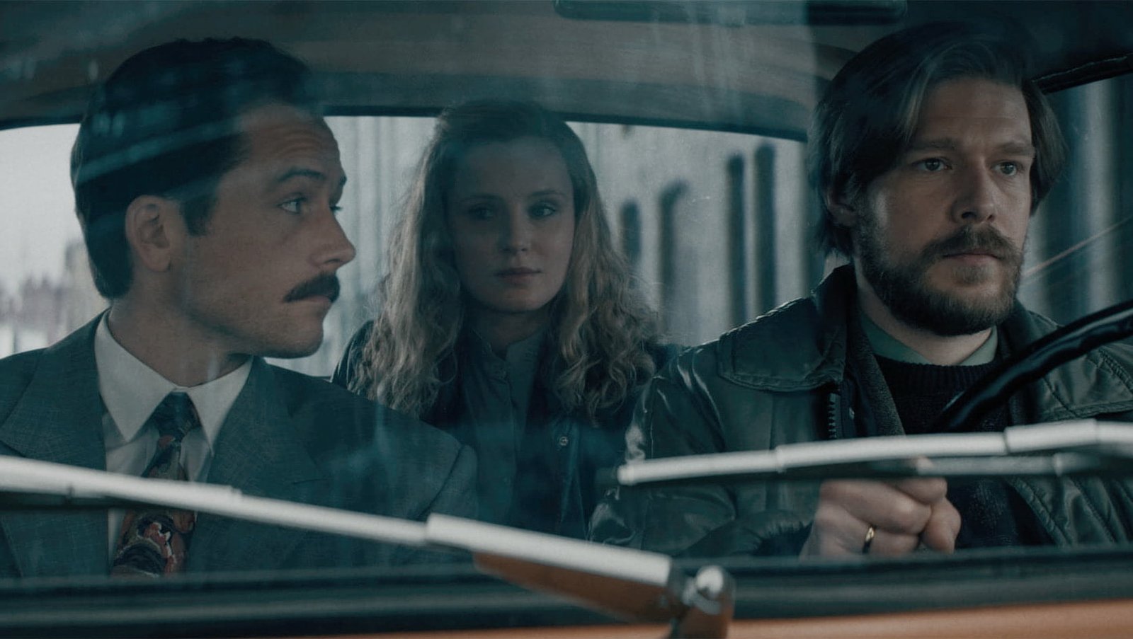 Taron Egerton, Sofia Lebedeva e Nikita Efremov in "Tetris"