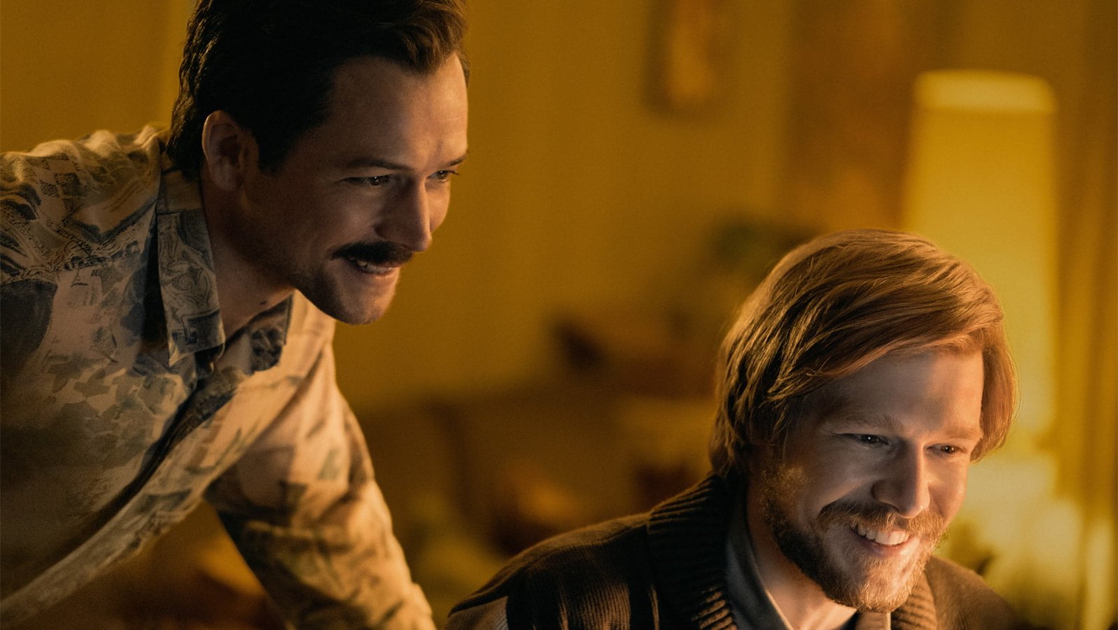 Taron Egerton e Nikita Efremov in "Tetris"