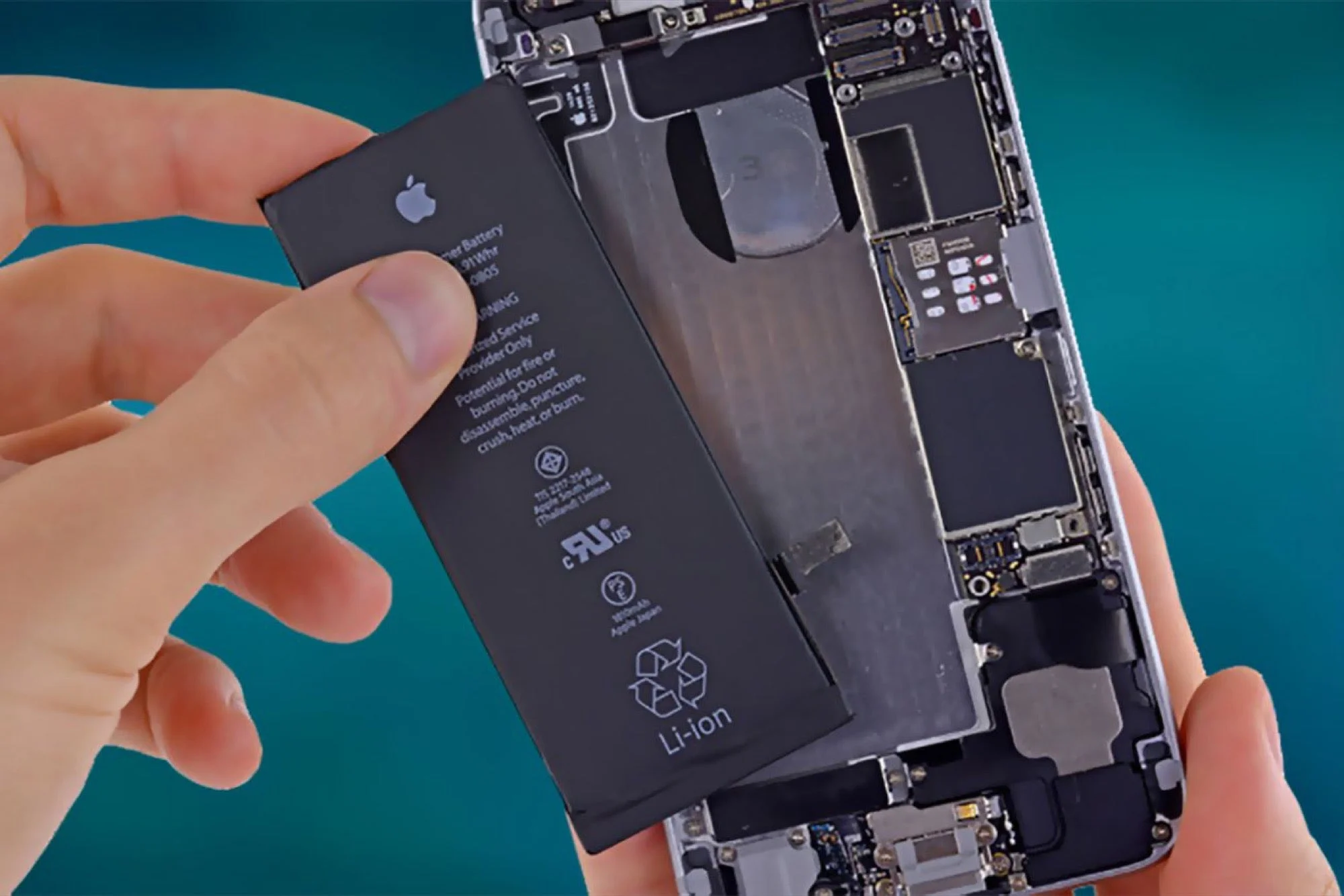 L'UE richiede che le batterie degli smartphone siano facilmente sostituibili entro il 2027 1 La batteria rimossa da un iPhone