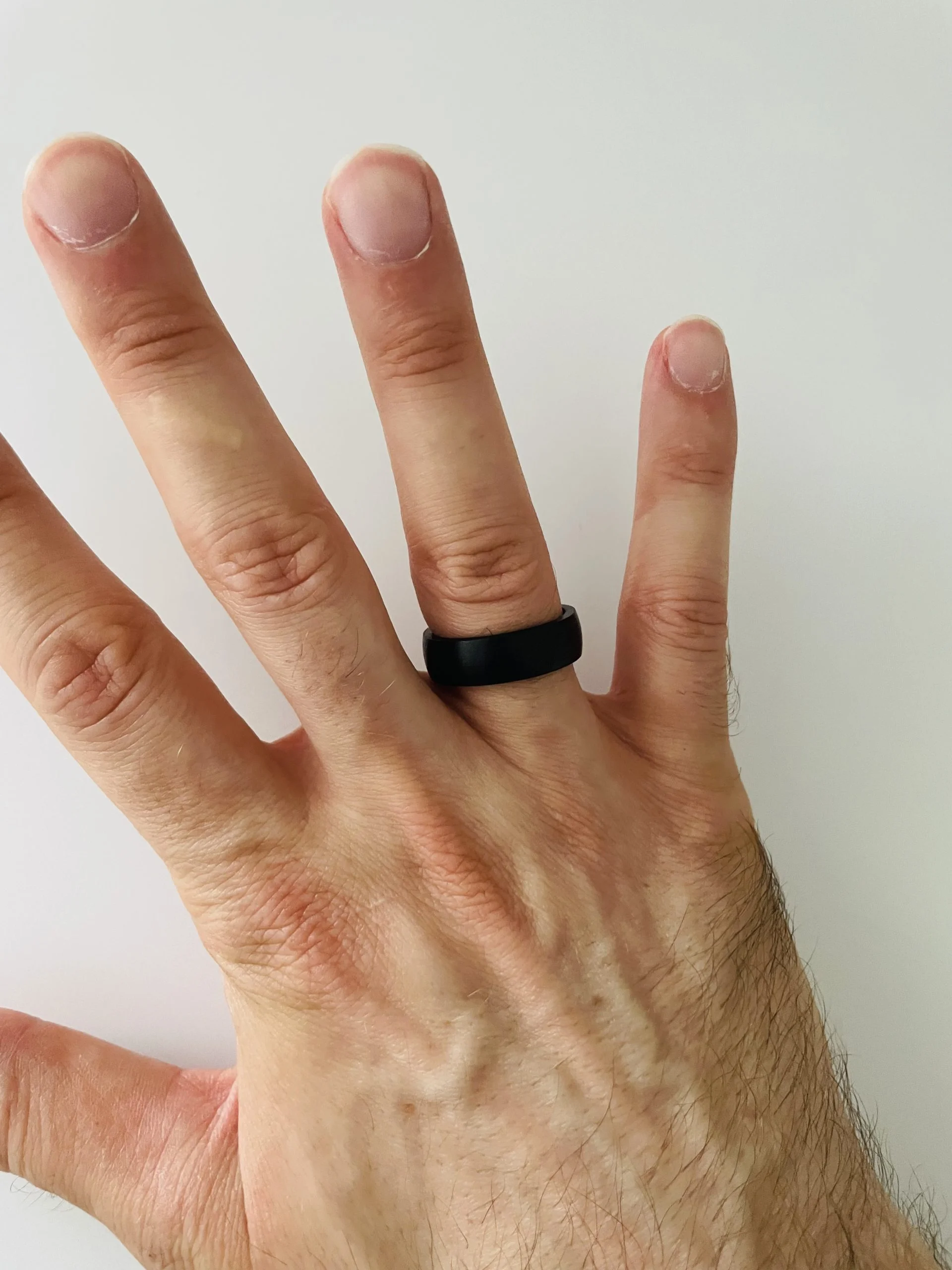 Recensione dell’anello di Tapster per pagare con l’imposizione delle mani 2 L’anello Tapster al dito