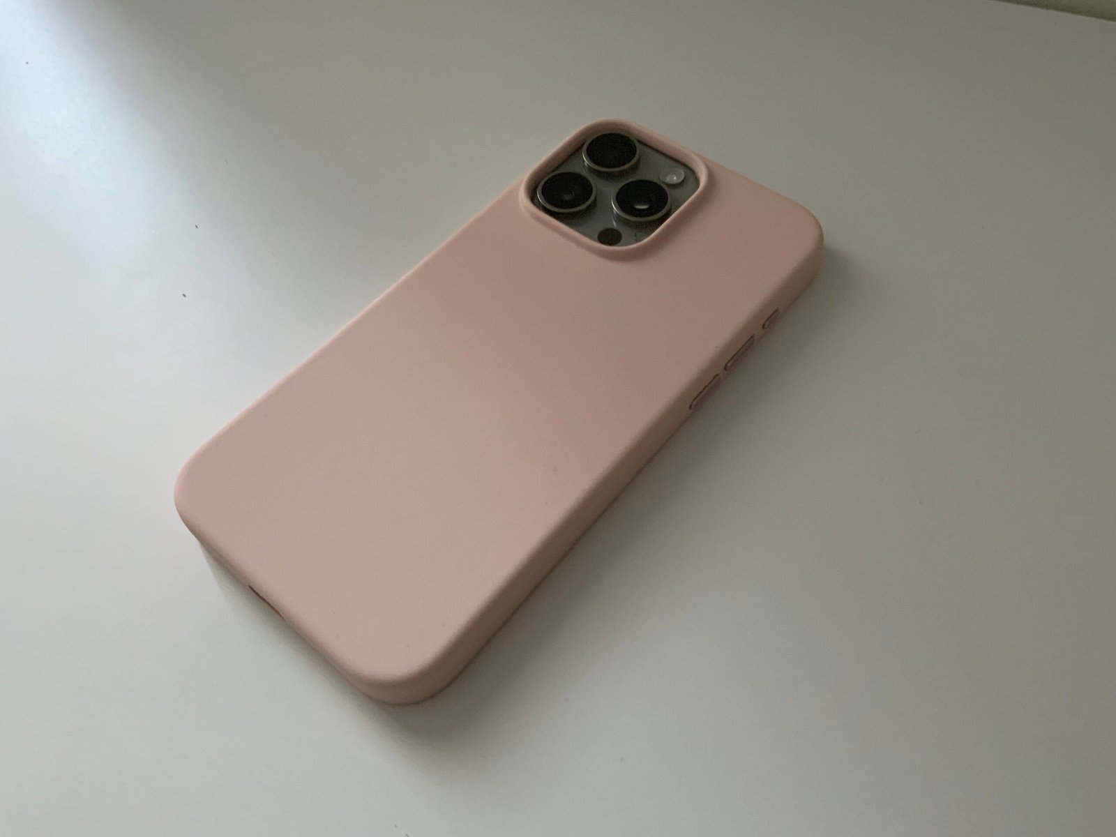 Recensione Accessori Elago per iPhone 15 Pro Max: Custodie, Pellicole e Privacy Glass+ 3 Cover in silicone Elago