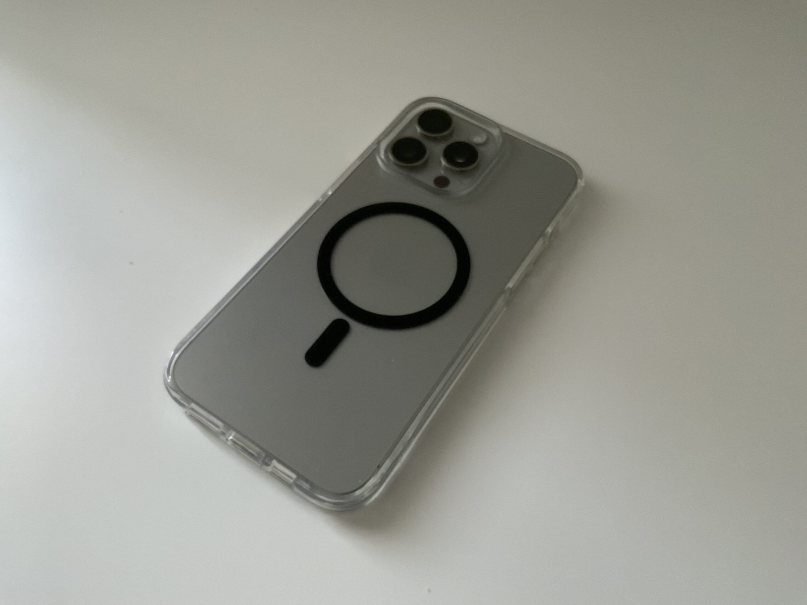 Recensione Accessori Elago per iPhone 15 Pro Max: Custodie, Pellicole e Privacy Glass+ 4 Custodia trasparente Elago