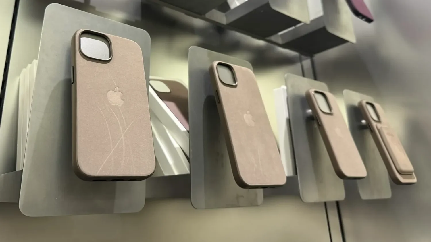 La custodia FineWoven per iPhone 15: Fashion o Flop? 1 Le custodie FineWoven di Apple