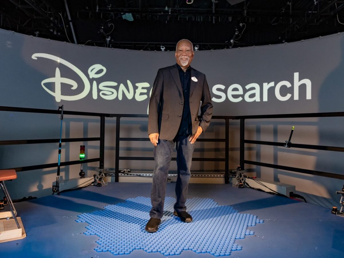 HoloTile, il tappeto di Disney per muoversi con il casco VR 1 HoloTile