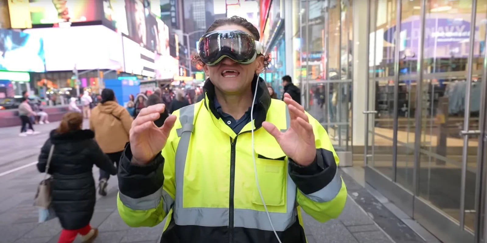 Casey Neistat usa i Vision Pro all’esterno