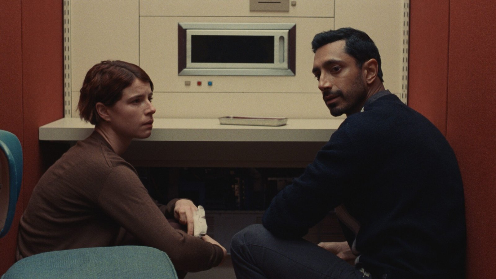 Recensione del film Fingernails su Apple TV+ 3 Jessie Buckley e Riz Ahmed