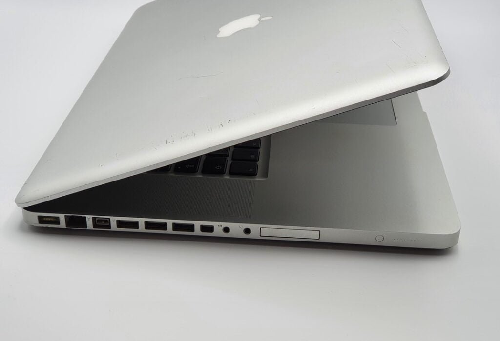 Quando hai un MacBook Intel Core 2 Duo a casa 1 MacBook Intel Core 2 Duo