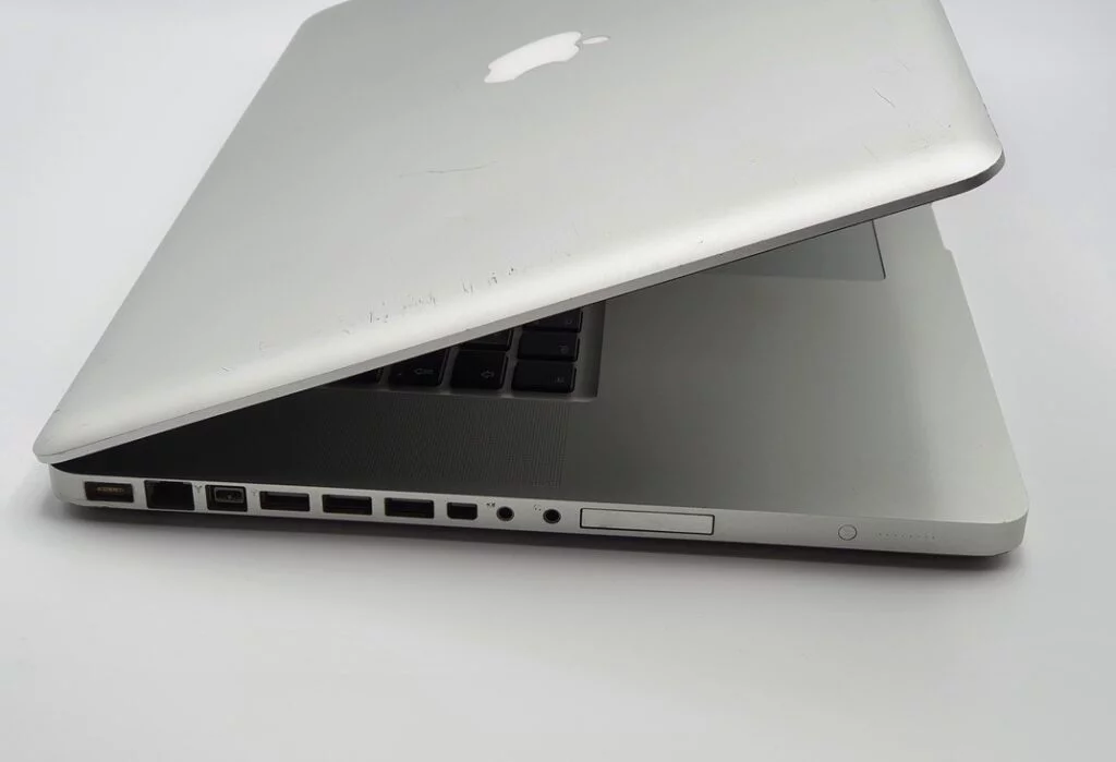 Quando hai un MacBook Intel Core 2 Duo a casa 1 MacBook Intel Core 2 Duo