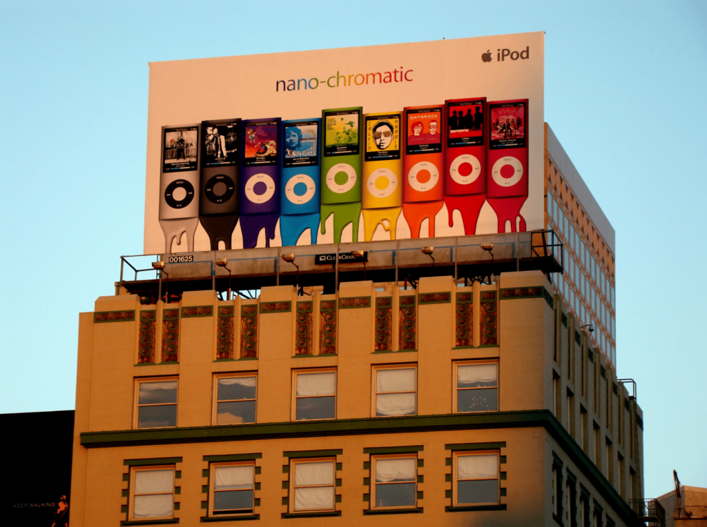 E per l'iPod anche un palazzo che lo raffigura 1 iPod Building