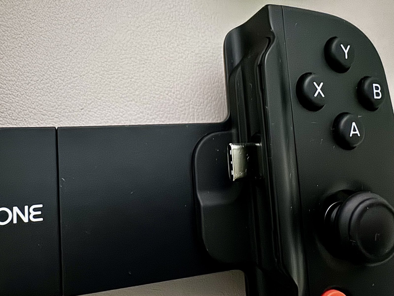 Backbone One: Trasforma l'iPhone 15 in una Console - Recensione Completa 4 La porta USB-C del Backbone One