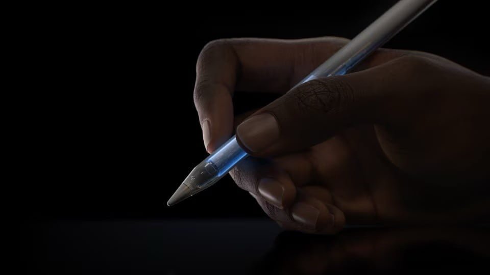 Apple Pencil Pro: Un Salto Qualitativo nell'Arte e nel Design Digitale 2 a hand holding a pen