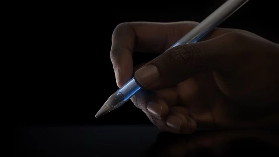 Apple Pencil Pro: Un Salto Qualitativo nell'Arte e nel Design Digitale 2 a hand holding a pen