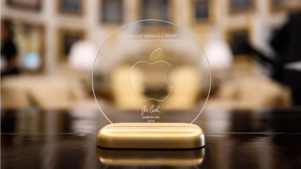 L'Oro di Apple per Trump 1 Apple per Trump - Tim Cook presenta un regalo in oro a Donald Trump per evitare i dazi