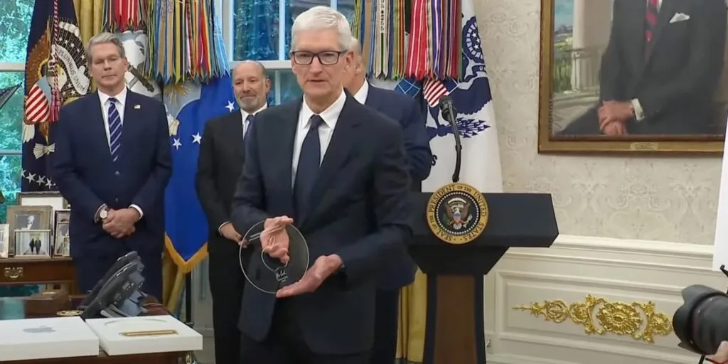 L'Oro di Apple per Trump 2 Tim Cook regalo Trumo