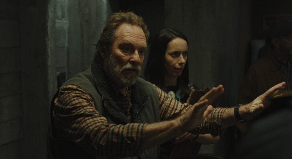 Widow's Bay, recensione della serie Apple TV 3 Stephen Root e Kate OFlynn in Widows Bay immagine ufficiale Apple TV