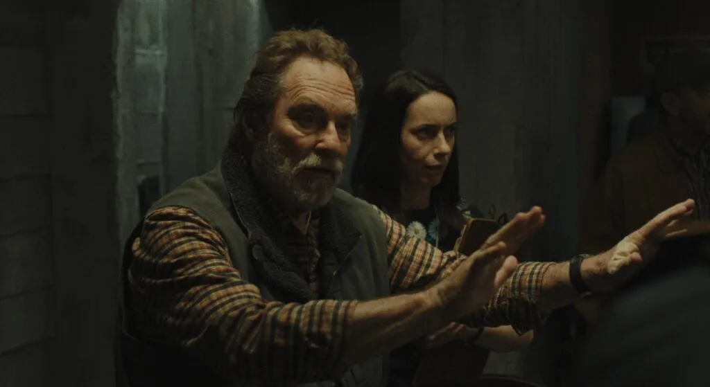 Widow's Bay, recensione della serie Apple TV 3 Stephen Root e Kate OFlynn in Widows Bay immagine ufficiale Apple TV