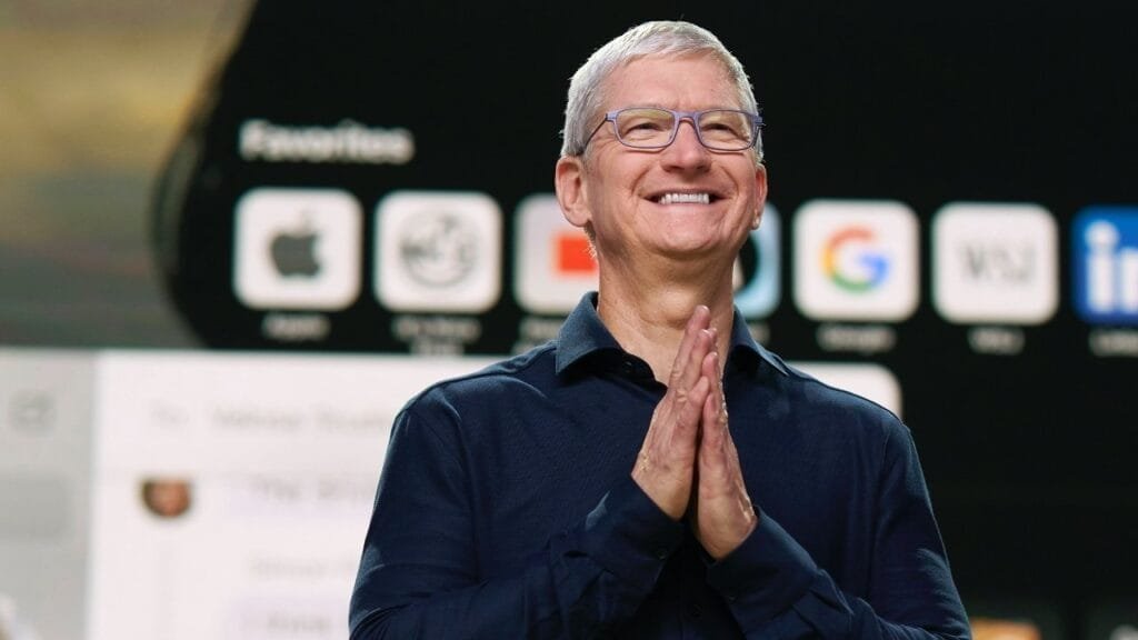 Tim Cook lascia Apple: 15 anni, 4.000 miliardi, un'ombra 3 Tim Cook during an Apple corporate presentation