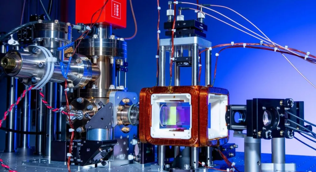 Gli agenti AI entrano nei laboratori: arriva il Model Hardware Standard 2 Braccio robotico e liquid handler in un laboratorio automatizzato