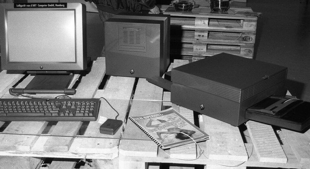 La NeXT mafia: che fine hanno fatto i veterani di Steve Jobs 2 Il NeXT Cube alla fiera di Hannover del 1992