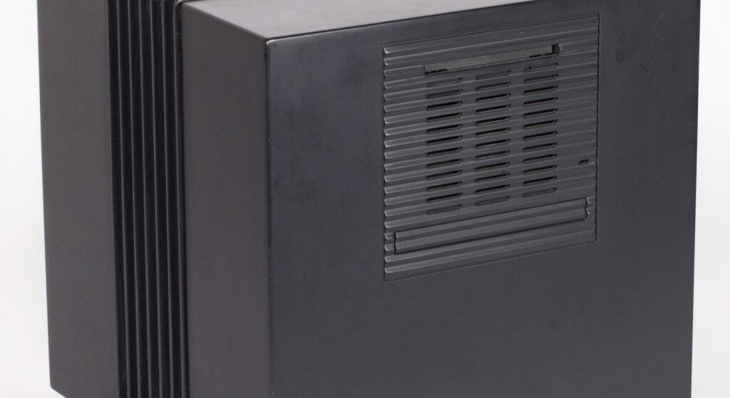 I clienti segreti di Steve Jobs: CIA e NSA compravano NeXT e Pixar 3 NeXT cube nero in magnesio