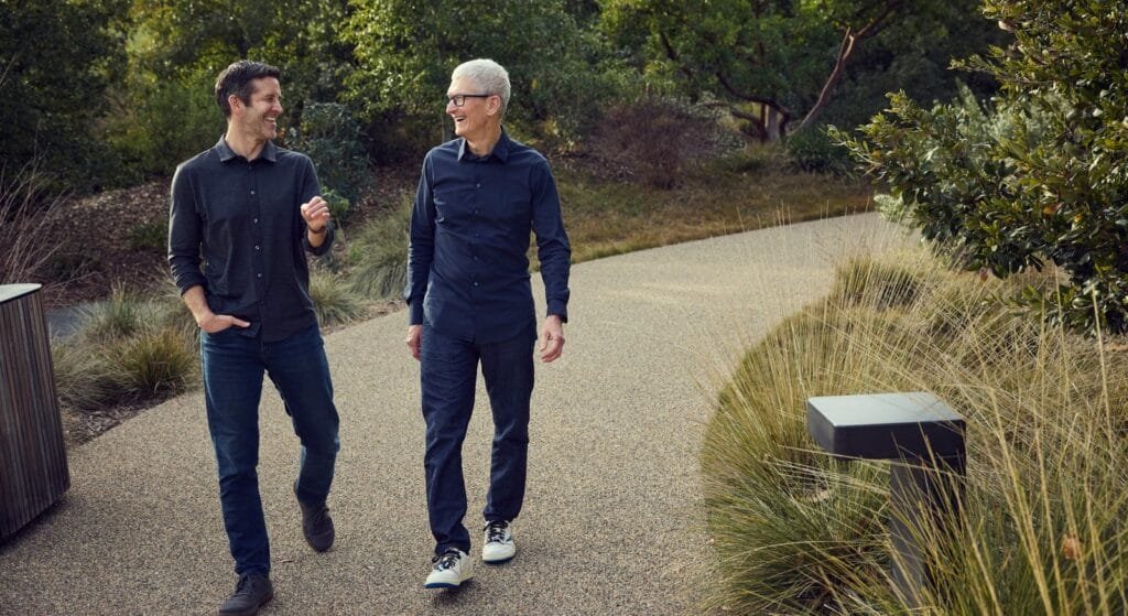 Tim Cook lascia Apple: 15 anni, 4.000 miliardi, un'ombra 1 Tim Cook e John Ternus camminano insieme ad Apple Park