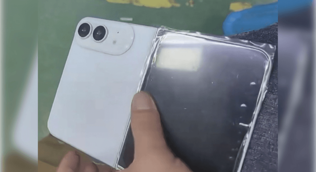 Dummy unit del pieghevole iPhone Fold trapelato dai leak
