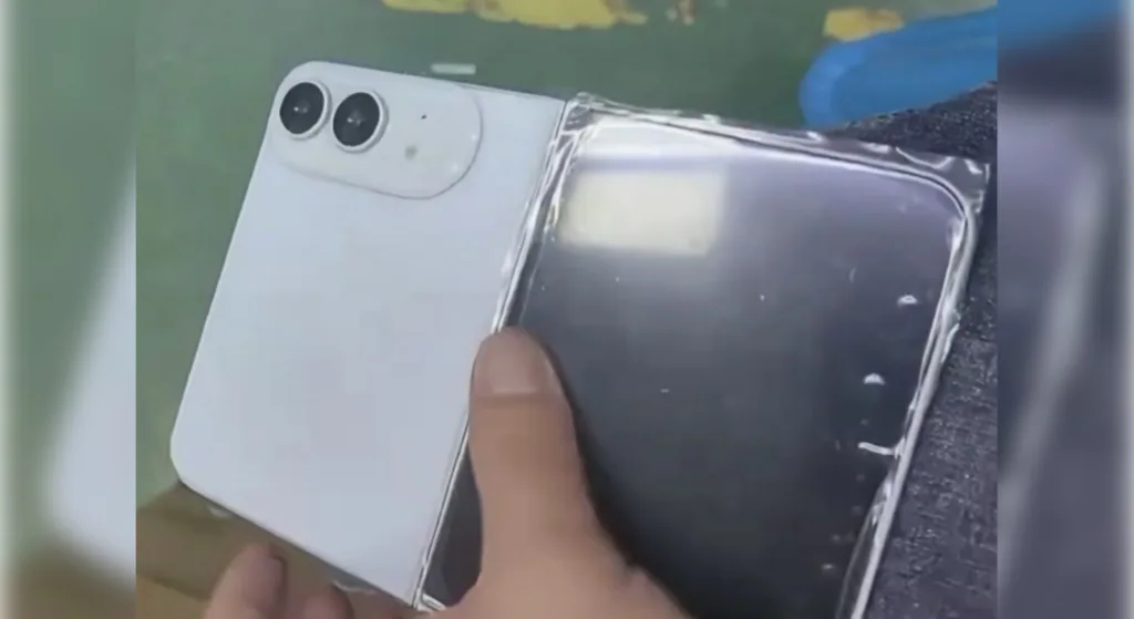 Dummy unit del pieghevole iPhone Fold trapelato dai leak